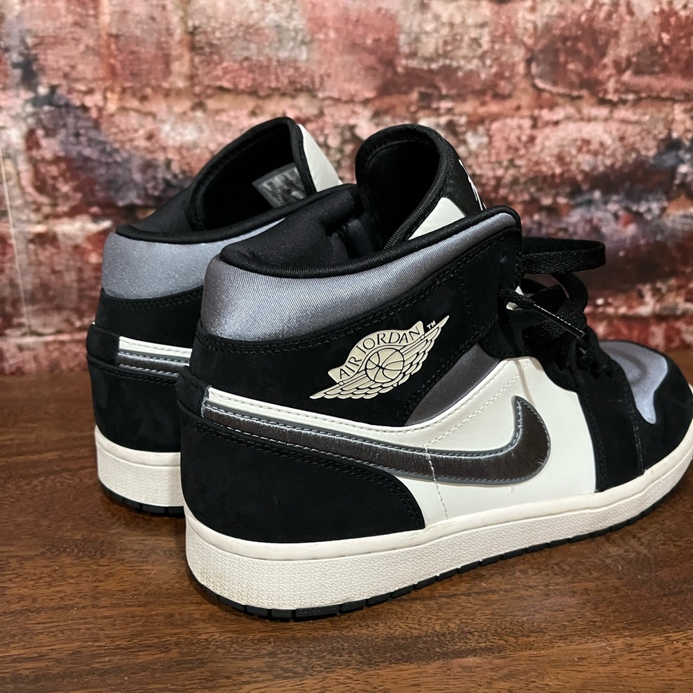 PREOWNED EXCELLENT CONDITION Nike Black Grey and White JORDAN 1’s Sneakers - Picture 5 of 10